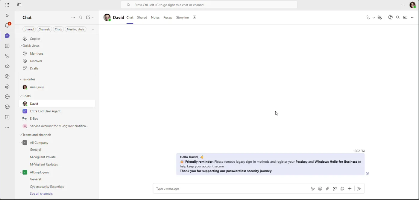 Recordatorio amigable en un chat de Microsoft Teams que pide al usuario quitar métodos de inicio de sesión heredados y registrar una passkey y Windows Hello for Business